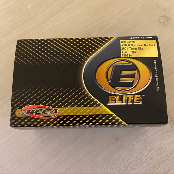 2001 Action RCCA ELITE Dale Jarrett #88 UPS Ford Taurus 1397 of 1800 MINT 1/64 - Picture 2 of 9